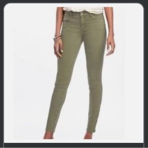 Old Navy Rockstar Super Skinny. Mid Rise. Green pant. Size 12. Like new!